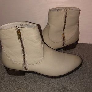 Grey-white heeled, zip-up boots